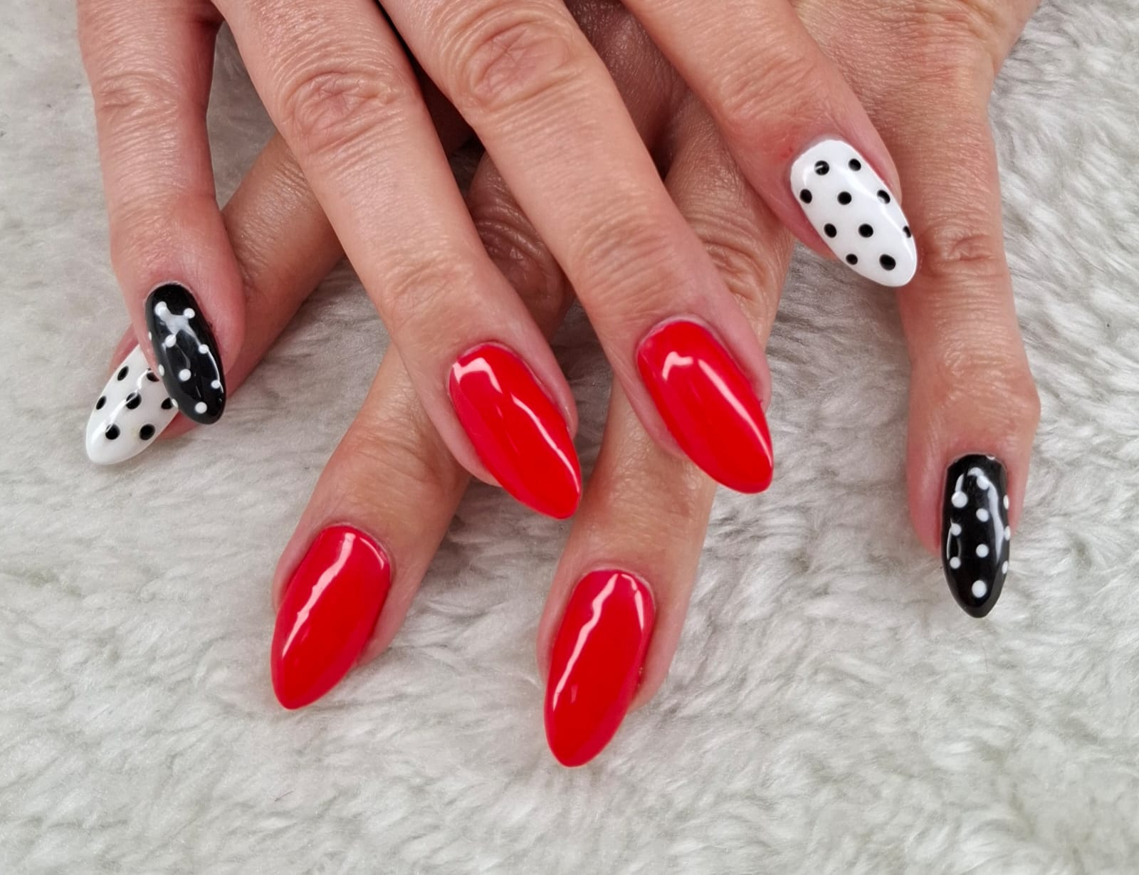 Rotes und schwarz-weißes Nageldesign von New Flair in Bochum